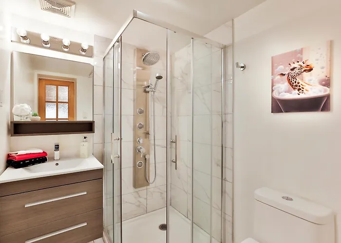 100 Meters To Subway - Montcalm Condos